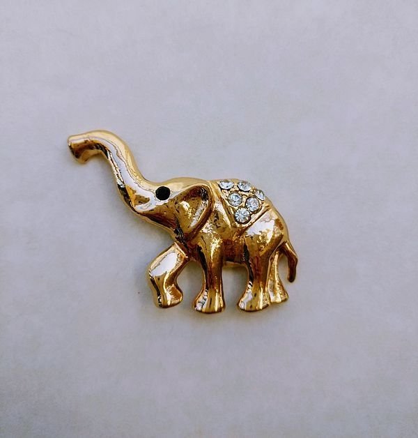 broche vintage en métal doré à décors d'éléphant