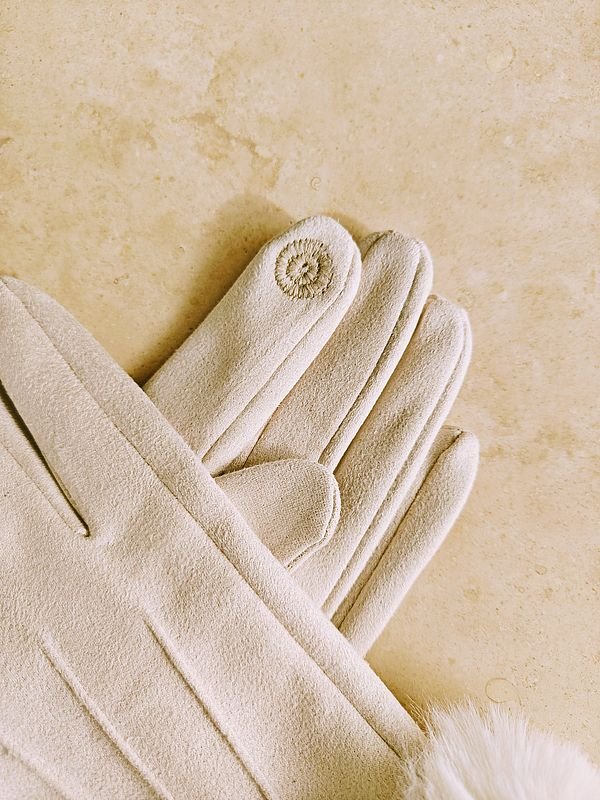 Guantes Blancos Peluditos - Image 2